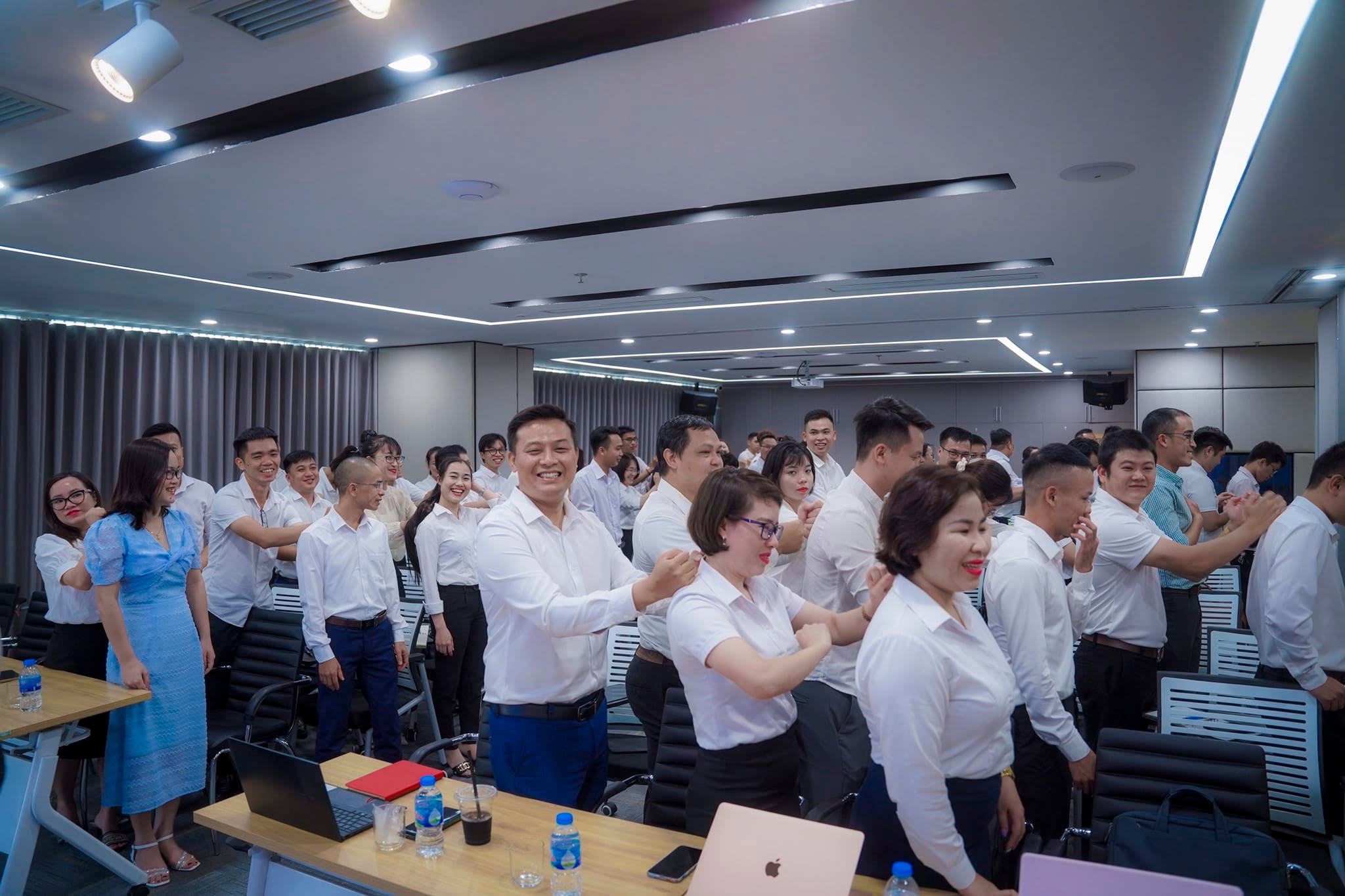 Tập thể RECO gắn kết trong hoạt động nội bộ