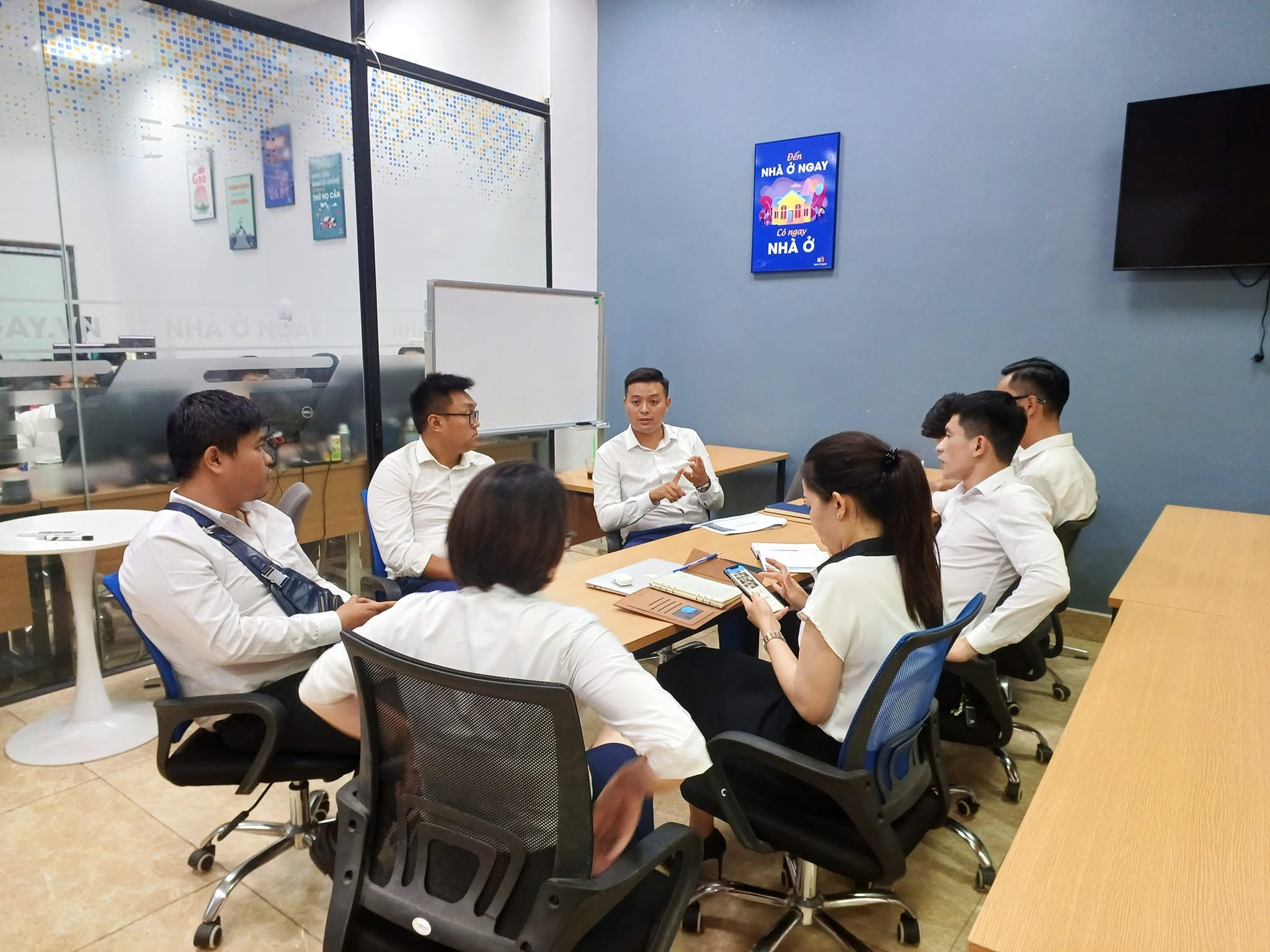 Đội ngũ RECO họp và phối hợp triển khai công việc