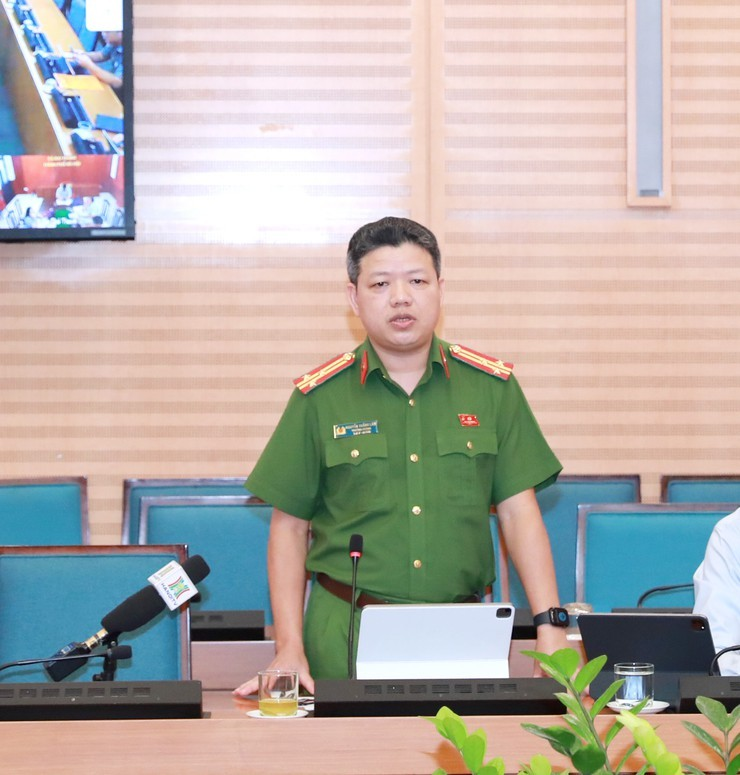 Đại diện Công an Thành phố phát biểu ý kiến tại cuộc họp