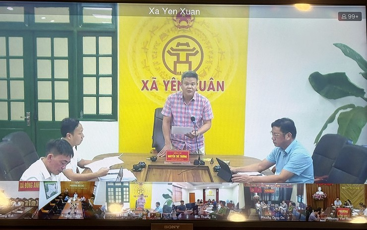 Lãnh đạo xã Yên Xuân báo cáo tại cuộc họp qua hình thức trực tuyến