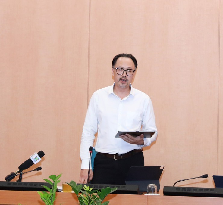 Phó Giám đốc Sở Nông nghiệp và Môi trường Nguyễn Minh Tấn báo cáo tại cuộc họp