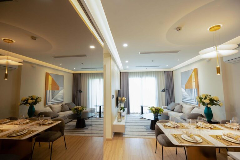 Không gian sinh hoạt chung căn hộ mẫu Moonlight 2 mở ra cửa kính lớn