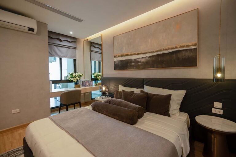 Phòng ngủ master căn hộ mẫu Moonlight 2 có bàn trang điểm cạnh cửa sổ