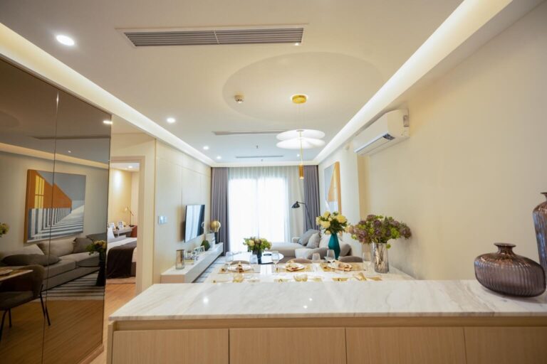 Đảo bếp mặt đá liền phòng khách trong căn hộ mẫu Moonlight 2