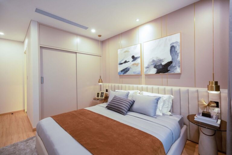 Phòng ngủ con căn hộ mẫu Moonlight 2 tông màu ấm với tủ âm tường