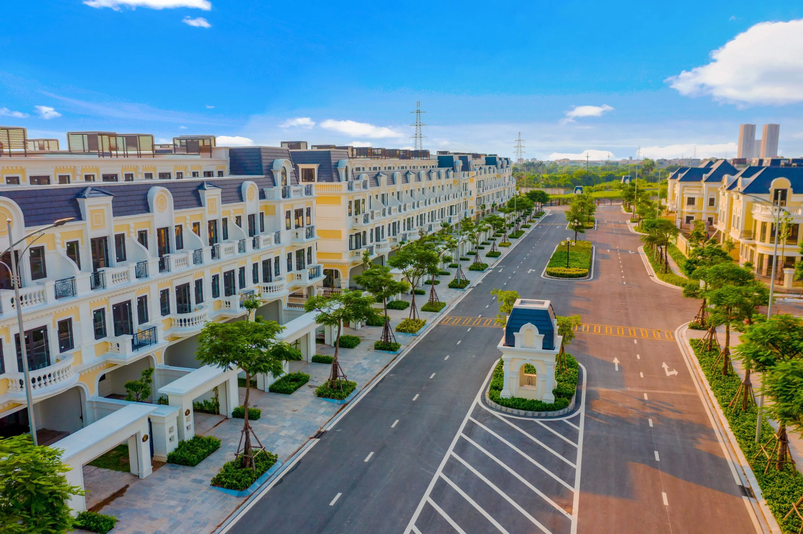 Đại lộ nội khu Anlac Green Symphony hai bên là dãy nhà phố tân cổ điển
