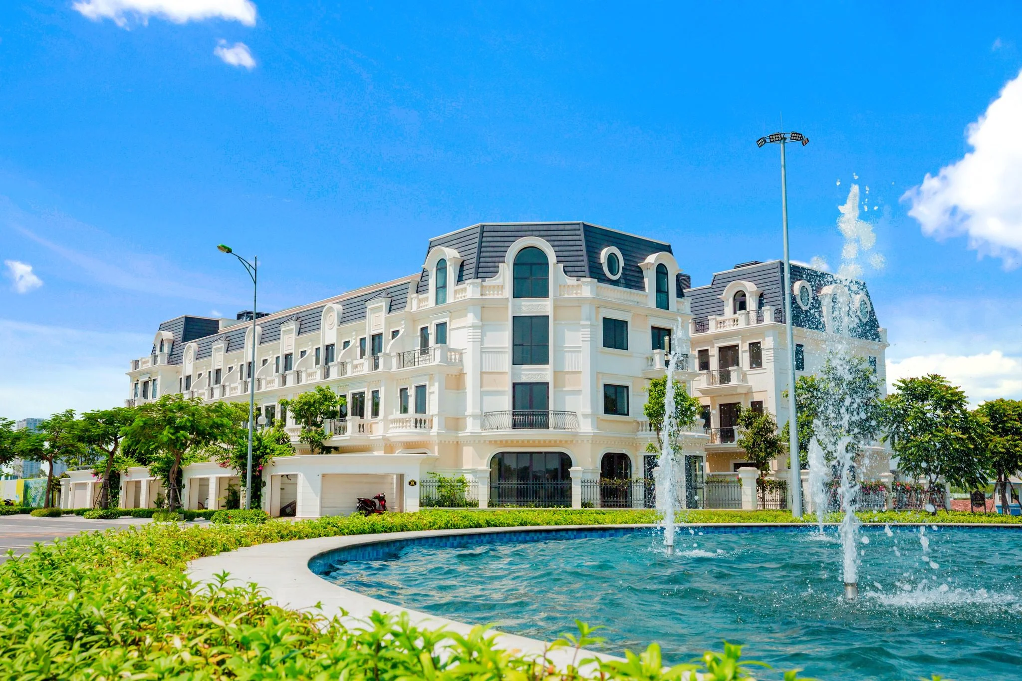 Đài phun nước trước dãy biệt thự tân cổ điển Anlac Green Symphony