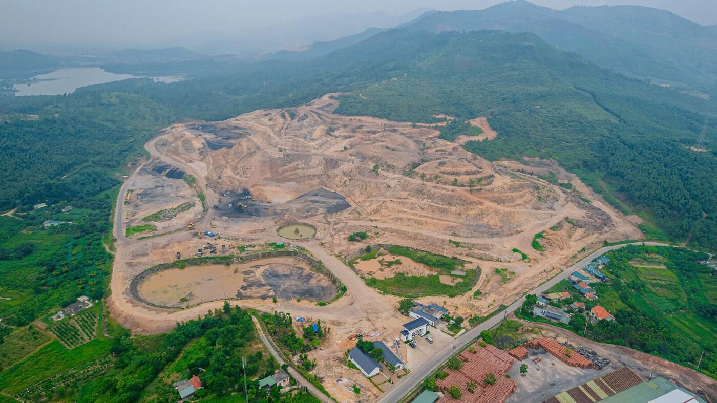 Công trường Thiên Phúc Vĩnh Hằng Viên nhìn về hồ nước và dãy núi Yên Tử, tháng 8/2026