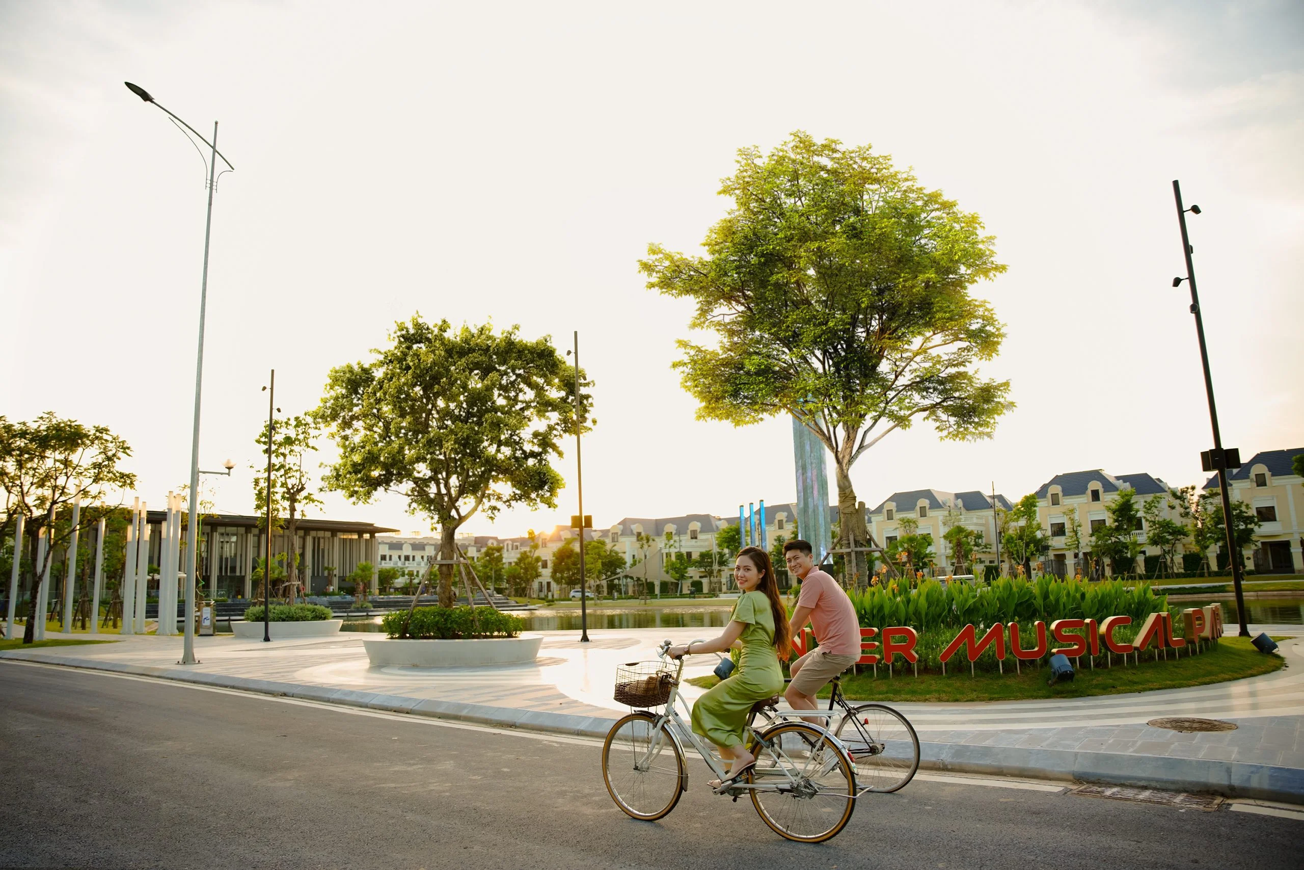 Cư dân đạp xe tại công viên Âm Nhạc khu đô thị Anlac Green Symphony