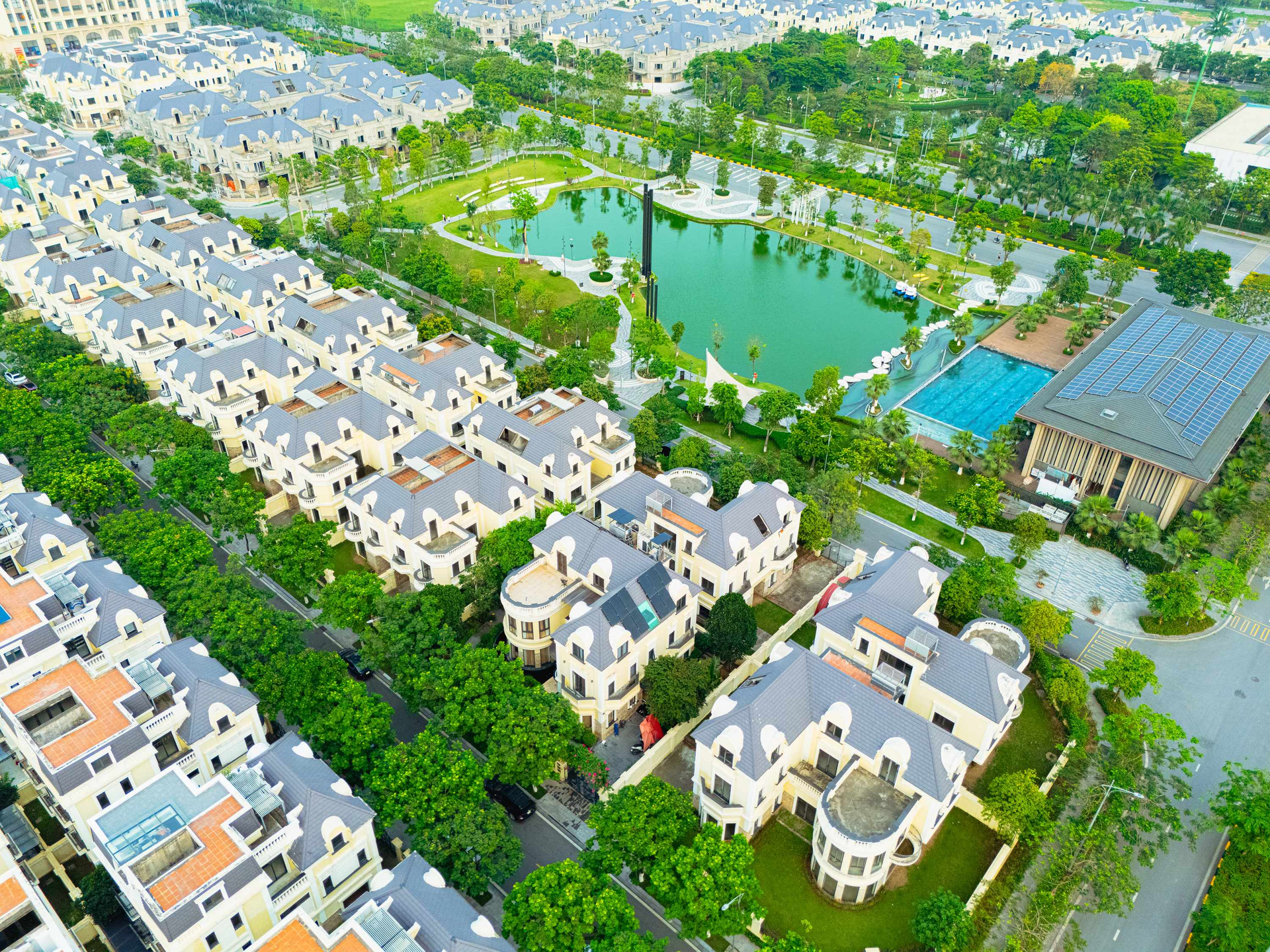 Hồ điều hòa và clubhouse khu đô thị Anlac Green Symphony nhìn từ trên cao