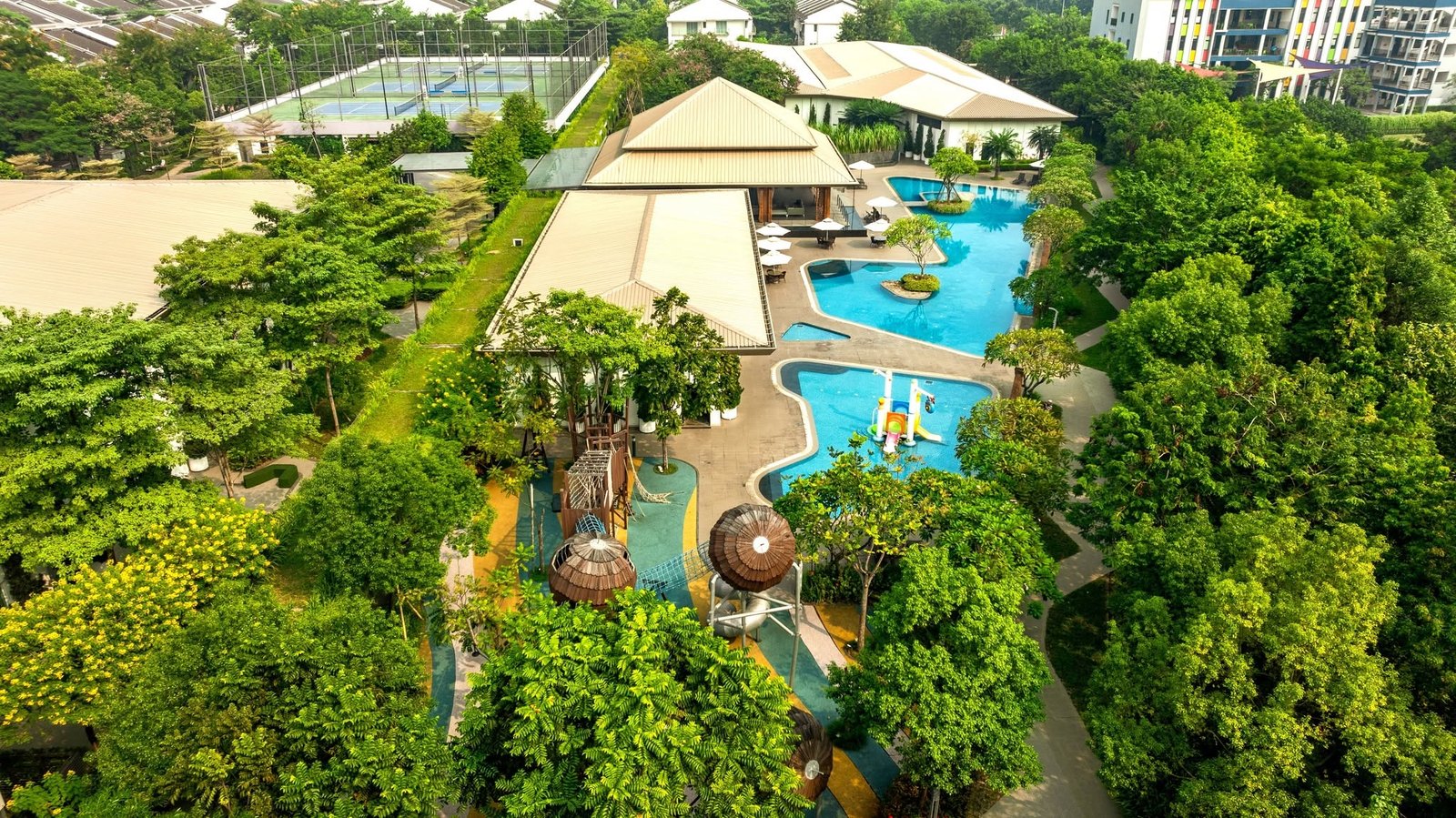 Toàn cảnh ParkCity Club Hanoi với bể bơi và sân tennis nhìn từ trên cao